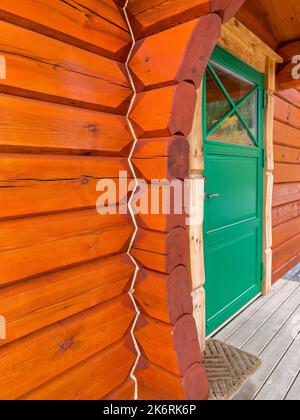 Veranda und Eingangstür, Blockhaus im Landhausstil, Norwegen Stockfoto