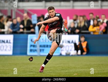 Barnett, Großbritannien. 15. Oktober 2022. Premiership Rugby. Saracens V Bath Rugby. StoneX Stadium. Barnett. Owen Farrell (Saracens, Kapitän) tritt während des Rugby-Spiels von Saracens V Bath, Gallagher Premiership, an. Kredit: Sport In Bildern/Alamy Live Nachrichten Stockfoto