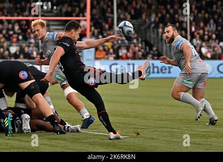 Barnett, Großbritannien. 15. Oktober 2022. Premiership Rugby. Saracens V Bath Rugby. StoneX Stadium. Barnett. Ivan van Zyl (Saracens) tritt beim Rugby-Spiel von Saracens V Bath, Gallagher Premiership, an. Kredit: Sport In Bildern/Alamy Live Nachrichten Stockfoto