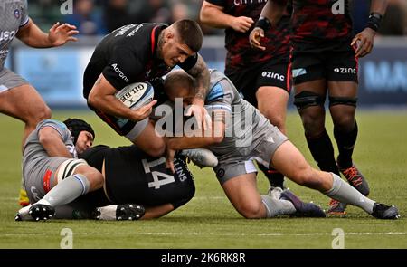 Barnett, Großbritannien. 15. Oktober 2022. Premiership Rugby. Saracens V Bath Rugby. StoneX Stadium. Barnett. Marco Riccioni (Saracens) wird während des Rugby-Spiels von Saracens V Bath Gallagher Premiership in Angriff genommen. Kredit: Sport In Bildern/Alamy Live Nachrichten Stockfoto
