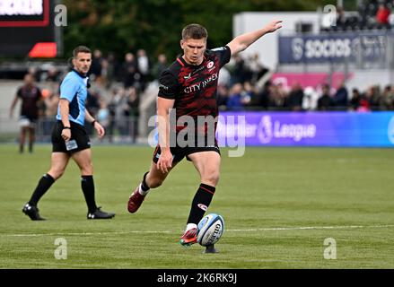 Barnett, Großbritannien. 15. Oktober 2022. Premiership Rugby. Saracens V Bath Rugby. StoneX Stadium. Barnett. Owen Farrell (Saracens, Kapitän) tritt während des Rugby-Spiels von Saracens V Bath, Gallagher Premiership, an. Kredit: Sport In Bildern/Alamy Live Nachrichten Stockfoto
