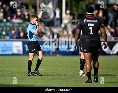 Barnett, Großbritannien. 15. Oktober 2022. Premiership Rugby. Saracens V Bath Rugby. StoneX Stadium. Barnett. Luke Pearce (Schiedsrichter) bläst, um das Spiel während des Rugby-Spiels von Saracens V Bath, Gallagher Premiership, zu beginnen. Kredit: Sport In Bildern/Alamy Live Nachrichten Stockfoto