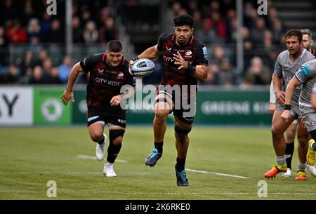 Barnett, Großbritannien. 15. Oktober 2022. Premiership Rugby. Saracens V Bath Rugby. StoneX Stadium. Barnett. Theo McFarland (Saracens) macht beim Rugby-Spiel Saracens V Bath Gallagher Premiership eine Pause. Kredit: Sport In Bildern/Alamy Live Nachrichten Stockfoto