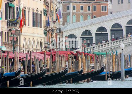 Gondeln auf dem Canal Grande in Venedig Stockfoto