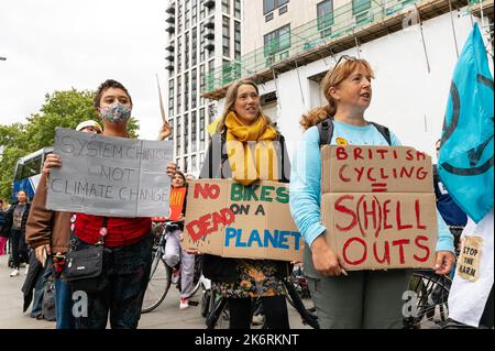 London, Großbritannien. 15. Oktober 2022. Klimaaktivisten aus dem Fossil Free London demonstrieren gegen die Unterstützung von Shell für British Cycling vor dem Hauptsitz von Shell. Demonstranten marschieren mit Fahrrädern um das Hauptquartier von Shell herum. Quelle: Andrea Domeniconi/Alamy Live News Stockfoto