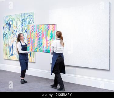 Pressevorschau bei Sothebys Verkauf zeitgenössischer Kunst. Stockfoto