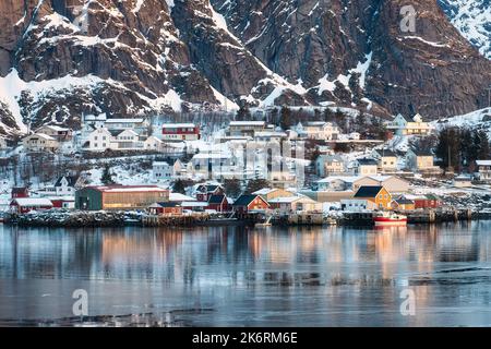 Wunderschöne Aussicht auf das traditionelle skandinavische Fischerdorf und den Berg an der Küste im norwegischen Meer im Winter auf den Lofoten Islands, Norwegen Stockfoto