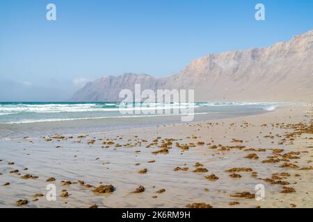 Famara Beach (Playa de Famara), beliebter Surfstrand auf Lanzarote. Kanarische Inseln. Spanien. Stockfoto