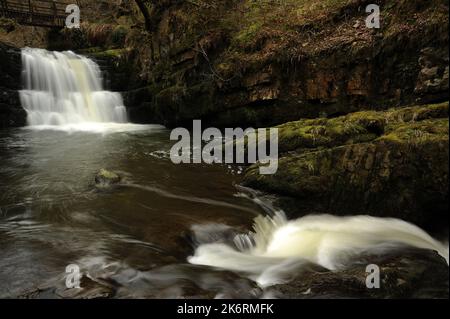 Der Hauptwasserfall auf der Afon Sychryd. Etwa 10 Meter hoch. Stockfoto