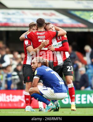 (Links) Lincoln Citys Adam Jackson (Mitte) Lincoln City Captain Regan Poole (rechts) Lasse Sorensen von Lincoln City feiern den Sieg ihrer Mannschaft, während Marcus Harness von Ipswich dejectedly nach dem letzten Pfeifen während des Sky Bet League One-Spiels in der Portman Road, Ipswich, aufschaut. Bilddatum: Samstag, 15. Oktober 2022. Stockfoto