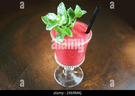 Draufsicht auf beliebte Sommerfrucht-Coctail-Nahaufnahme. Stockfoto