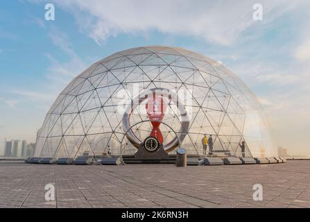 Doha, Katar, 10. Oktober 2022: Qatar FIFA offizielle Countdown-Uhr und die Teilnehmer Flaggen in der stadt doha corniche. Stockfoto