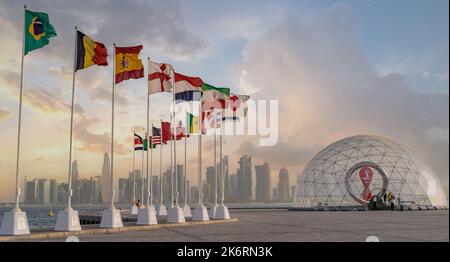 Doha, Katar, 10. Oktober 2022: Qatar FIFA offizielle Countdown-Uhr und die Teilnehmer Flaggen in der stadt doha corniche. Stockfoto