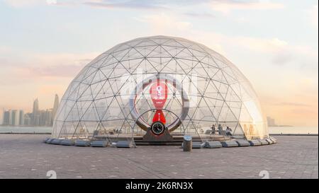 Doha, Katar, 10. Oktober 2022: Qatar FIFA offizielle Countdown-Uhr und die Teilnehmer Flaggen in der stadt doha corniche. Stockfoto