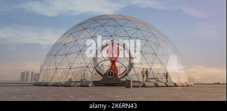 Doha, Katar, 10. Oktober 2022: Qatar FIFA offizielle Countdown-Uhr und die Teilnehmer Flaggen in der stadt doha corniche. Stockfoto