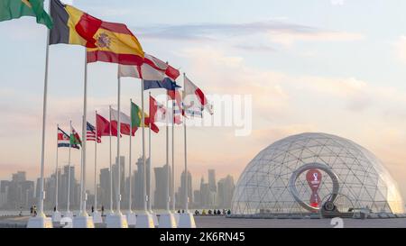 Doha, Katar, 10. Oktober 2022: Qatar FIFA offizielle Countdown-Uhr und die Teilnehmer Flaggen in der stadt doha corniche. Stockfoto