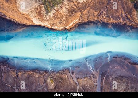 Draufsicht auf den wunderschönen türkisfarbenen Gletscherfluss, der im isländischen Hochland im Sommer auf Island schmilzt Stockfoto