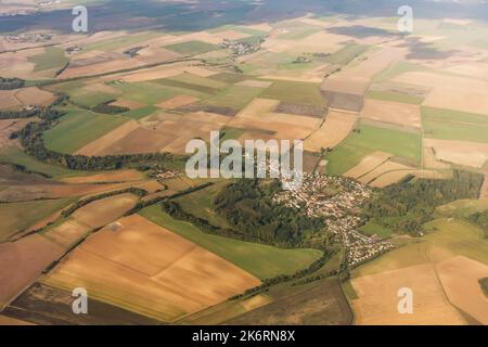 Luftaufnahme der französischen Landschaft mit Dorf, Bauernhöfen und Feldern Stockfoto