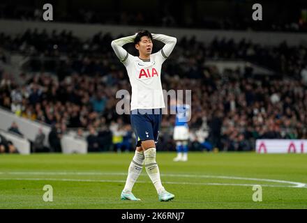 Son Heung-min von Tottenham Hotspur zeigt seine Dejektion, nachdem er während des Spiels der Premier League im Tottenham Hotspur Stadium, London, eine Gelegenheit verpasst hatte. Bilddatum: Samstag, 15. Oktober 2022. Stockfoto