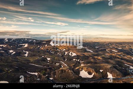 Luftaufnahme des außerirdischen vulkanischen Lavafeldes und des Gletscherflusses in abgelegener Wildnis im Sommer in den isländischen Highlands Stockfoto