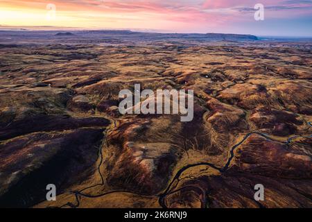 Luftaufnahme des außerirdischen vulkanischen Lavafeldes und des Gletscherflusses in abgelegener Wildnis im Sommer in den isländischen Highlands Stockfoto