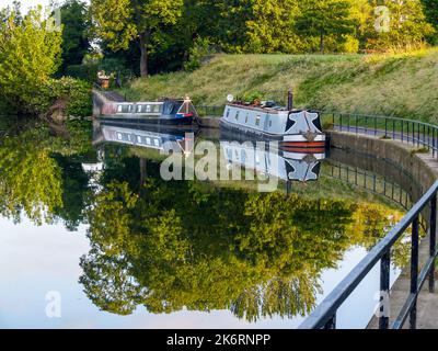 Traditionelle Flusskähne, die im Morgenlicht in eine Urlaubsunterkunft am Avon River umgewandelt wurden, Bath Großbritannien Stockfoto