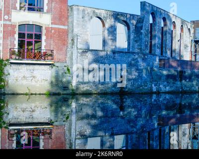 Blick auf die alten Industriegebäude, die heute Büros und Wohnungen am Fluss Avon, Großbritannien, sind. Stockfoto