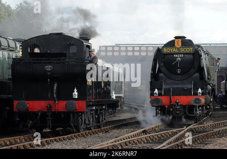 'Duchess of Sutherland' im Schuppen mit '47406' in Barrow Hill. Stockfoto