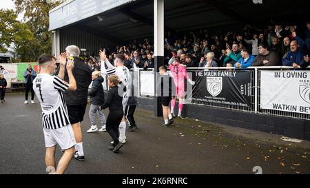 Merthyr Tydfil, Großbritannien. 15. Oktober 2022. Merthyr Town Feiern Sie zu Vollzeit. Merthyr Town gegen Folkestone Invicta in der Qualifikationsrunde des FA Cup 4. im Penydarren Park am 15.. Oktober 2022. Quelle: Lewis Mitchell/Alamy Live News Stockfoto