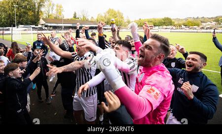 Merthyr Tydfil, Großbritannien. 15. Oktober 2022. Merthyr Town Feiern Sie zu Vollzeit. Merthyr Town gegen Folkestone Invicta in der Qualifikationsrunde des FA Cup 4. im Penydarren Park am 15.. Oktober 2022. Quelle: Lewis Mitchell/Alamy Live News Stockfoto