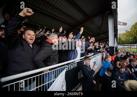 Merthyr Tydfil, Großbritannien. 15. Oktober 2022. Merthyr Town Feiern Sie zu Vollzeit. Merthyr Town gegen Folkestone Invicta in der Qualifikationsrunde des FA Cup 4. im Penydarren Park am 15.. Oktober 2022. Quelle: Lewis Mitchell/Alamy Live News Stockfoto