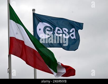 Köln, Deutschland. 15. Oktober 2022. Die Flagge der Europäischen Weltraumorganisation (ESA) und die italienische Flagge fliegen bei der Ankunft des italienischen Astronauten Cristoforetti auf dem militärischen Abschnitt des Flughafens Köln/Bonn. Die Astronautin war die erste Frau aus Europa, die im September 2022 die Rolle der Kommandantin der Internationalen Raumstation ISS innehat. Quelle: Roberto Pfeil/dpa/Alamy Live News Stockfoto