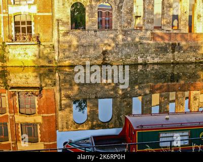 Blick auf die alten Industriegebäude, die heute Büros und Wohnungen am Fluss Avon, Großbritannien, sind. Stockfoto