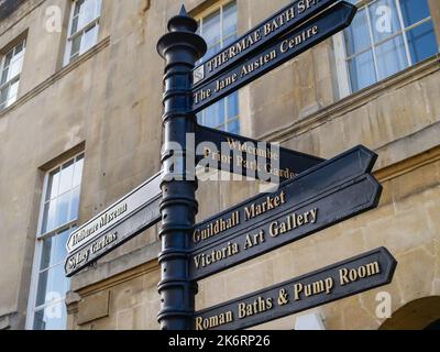 Bath Vereinigtes Königreich - Juni 18 2009; Bath Straße von Gebäuden, die zu Bäumen und Hügel mit Turm 2009 gesäumt; Schild zeigt auf wichtige Stadt tou Stockfoto