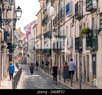 Straßenszene Bario Alto, Lissabon, Portugal Stockfoto