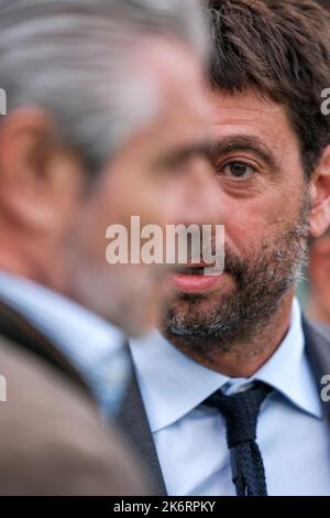 Turin, Italien. 15. Oktober 2022. Andrea Agnelli, Präsidentin des FC Juventus, schaut während des Fußballspiels der Serie A zwischen dem FC Turin und dem FC Juventus am 15.. Oktober 2022 im Olimpico Grande Torino-Stadion in Turin (Italien) vorbei. Foto Federico Tardito/Insidefoto Kredit: Insidefoto di andrea staccioli/Alamy Live News Stockfoto