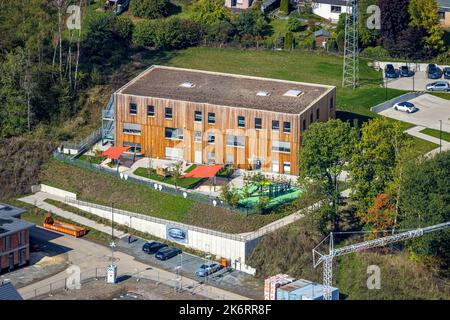 Luftbild, AWO Kindergarten und Familienzentrum Mobil, Haus in Holzbauweise, Meschede Stadt, Meschede, Sauerland, Nordrhein-Westfalen, Keim Stockfoto