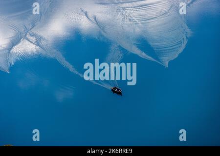 Luftbild, Boot zeichnet Spuren im Wasser in Hennesee, Formen und Farben, Berghausen, Meschede, Sauerland, Nordrhein-Westfalen, Deutschland, Boat, DE, EU Stockfoto