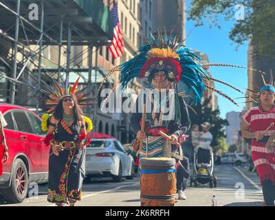 New York City, Usa. 15. Okt, 2022. Hunderte marschieren im Madison Square Park in New York City während der jährlichen Parade der indigenen Völker der Amerikas 1.. Kredit: Ryan Rahman/Alamy Live Nachrichten Stockfoto