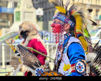 New York City, Usa. 15. Okt, 2022. Hunderte marschieren im Madison Square Park in New York City während der jährlichen Parade der indigenen Völker der Amerikas 1.. Kredit: Ryan Rahman/Alamy Live Nachrichten Stockfoto