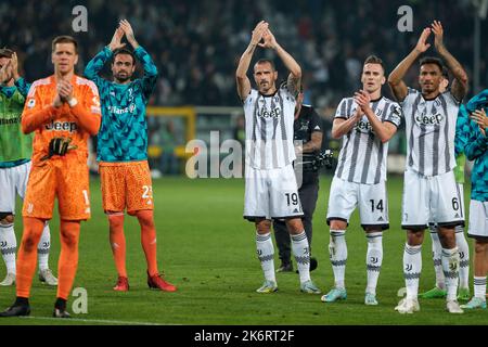 Turin, Italien. 15. Oktober 2022. Juventus-Spieler feiern am Ende der Serie A ein Fußballspiel zwischen dem FC Turin und dem FC Juventus im Olimpico Grande Torino-Stadion in Turin (Italien), 15.. Oktober 2022. Foto Federico Tardito/Insidefoto Kredit: Insidefoto di andrea staccioli/Alamy Live News Stockfoto