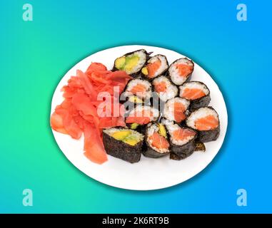 Roher Lachs und japanische Sushi-Stücke aus Avocado auf dem Teller mit eingelegtem Ingwer Stockfoto