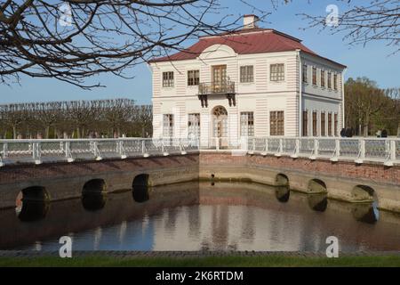 Peterhof, St. Petersburg, Russland - 7. Mai 2016: Menschen zu Fuß rund um den Marly Palace. Es wurde 1720-1723 von dem Architekten Johann Braunstein gebaut Stockfoto