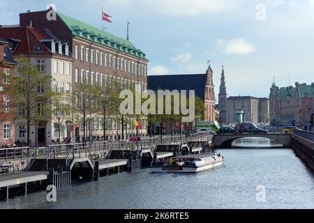 Sightseeing Tour Boot in Slotsholmen Kanal, Kopenhagen, Dänemark Stockfoto