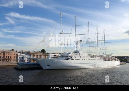 Kreuzfahrt-Liner Wind Surf von Windstar Cruises Luxury Lines am englischen Uferkai in St. Petersburg, Russland Stockfoto