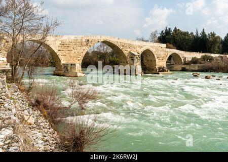 Die Koprupazar Brücke über den Fluss Koprucay in der Nähe von Aspendos antiken Stätte in der Provinz Antalya in der Türkei. Die Brücke wurde von Selcuks im Jahre 13. n. chr. gebaut Stockfoto