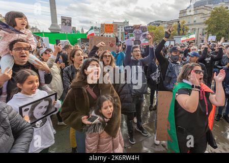 London, Großbritannien. Oktober 2022. Eine große Menschenmenge versammelt sich am Trafalgar Square in London, um gegen den Tod von Mahsa Amini zu protestieren und sich für Frauenrechte und Gerechtigkeit im Iran einzusetzen. Die Demonstranten halten Schilder, singen Slogans und zeigen Fotos von Opfern. Iranische Staatsangehörige und Unterstützer versammeln sich auf dem Trafalgar Square, um gegen das iranische Regime und die Ermordung der 22-jährigen iranischen Frau Mahsa Amini zu protestieren, die von der iranischen Moralpolizei verhaftet und getötet wurde. Penelope Barritt/Alamy Live News Stockfoto