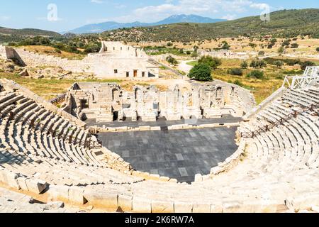 Ruinen des römischen Theaters des antiken Patara mit 5.000 Sitzplätzen in der türkischen Provinz Antalya. Das Theater wurde unter der Herrschaft von Antoninus Pius erbaut; sein Diame Stockfoto