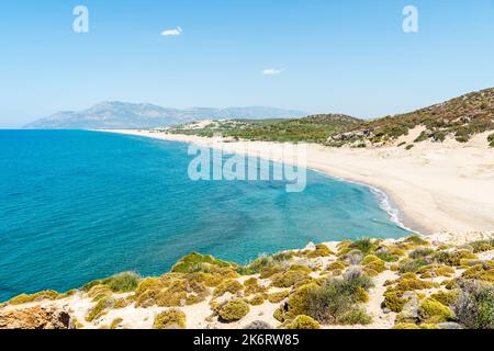Patara Strand in Antalya Provinz der Türkei. Der herrliche, 18 km lange Sandstrand ist von großen Sanddünen umgeben. Stockfoto