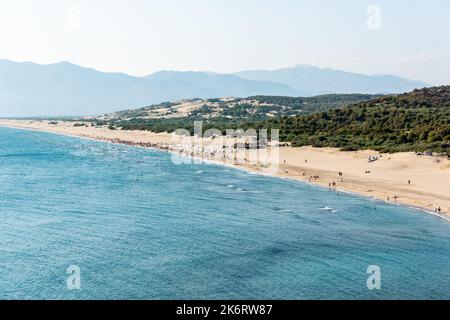 Patara Strand in Antalya Provinz der Türkei. Der herrliche, 18 km lange Sandstrand ist von großen Sanddünen umgeben. Ansicht mit einer nicht identifizierbaren Zahl von Stockfoto